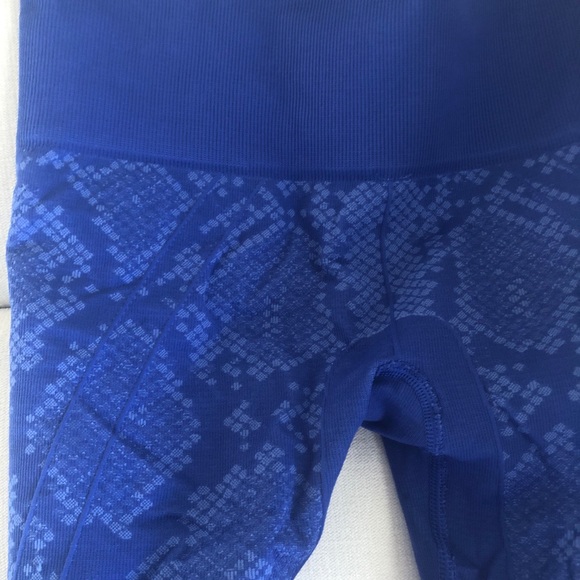 Lululemon In The Flow Crops - Picture 12 of 12